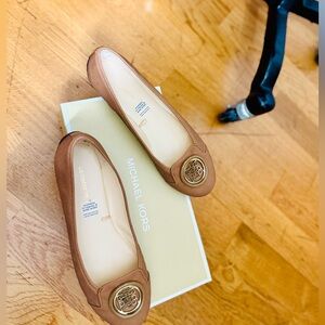 Flash Sale (Today Only)!!!
Michael Kors Tan Flats with Logo Detail